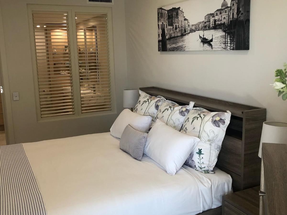 Grand Mercure Allegra Hervey Bay Ngoại thất bức ảnh A bedroom with plantation shutters