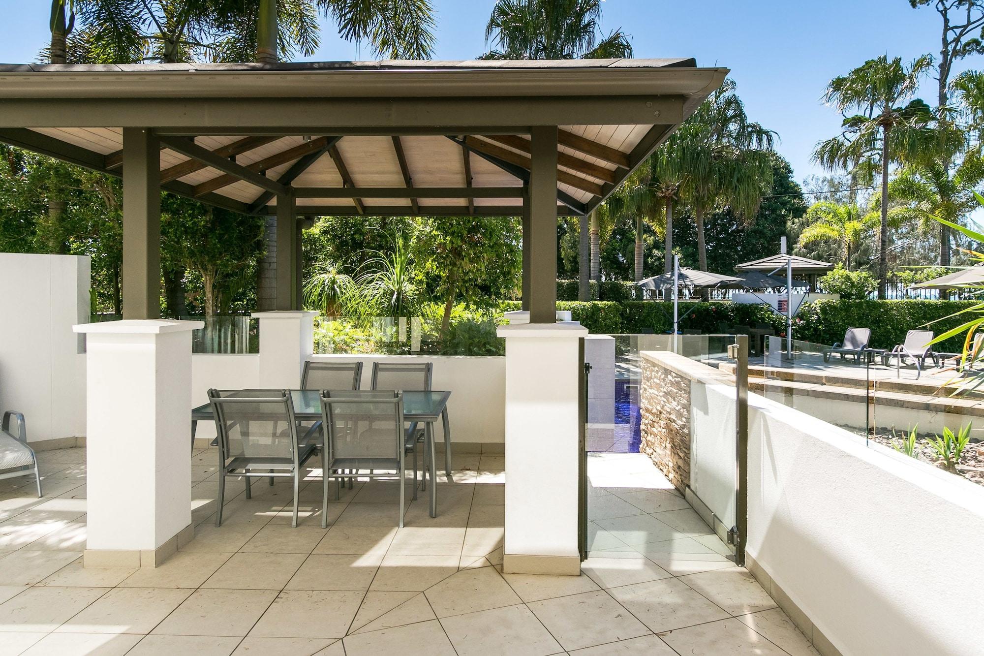 Grand Mercure Allegra Hervey Bay Ngoại thất bức ảnh The pool at the hotel