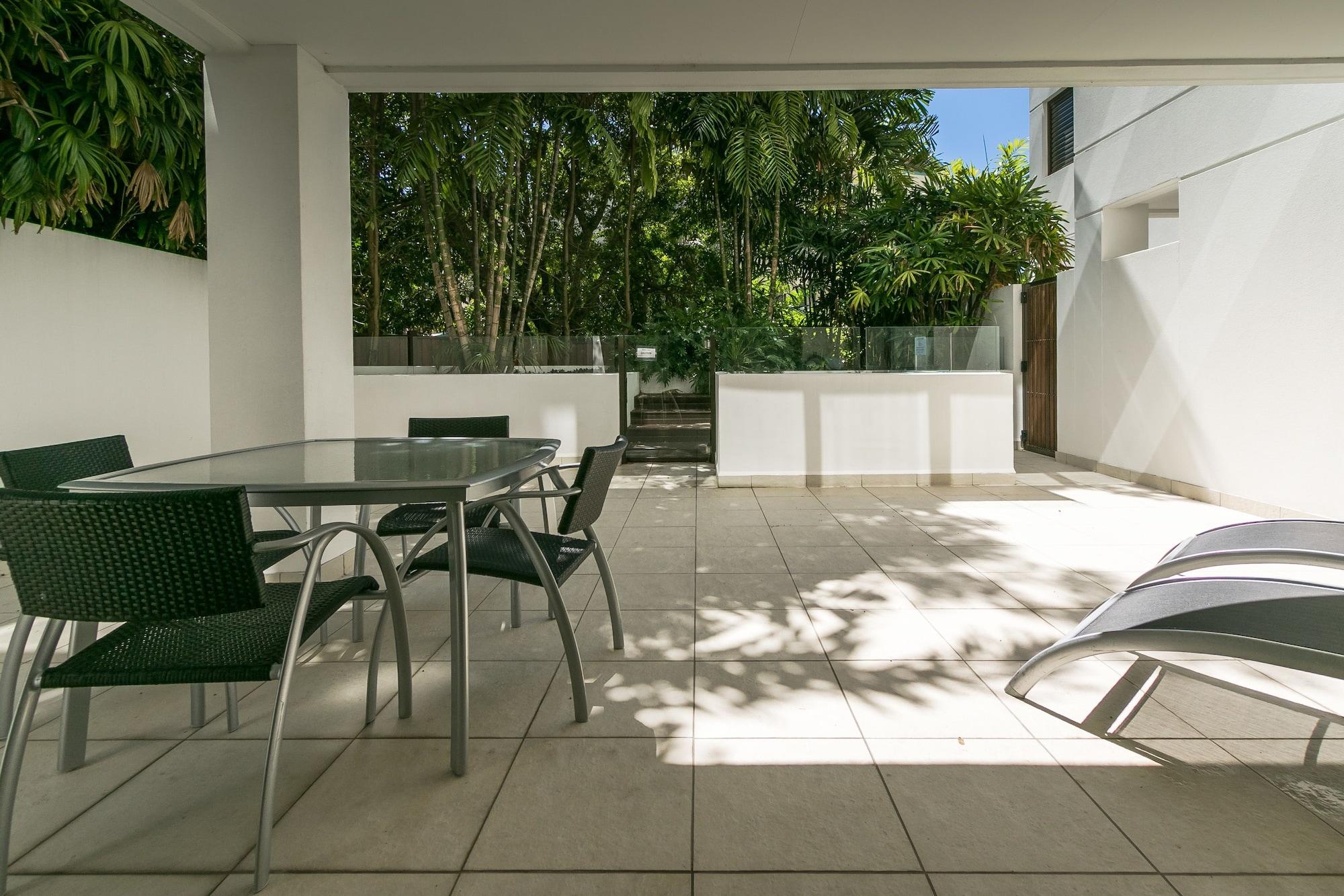 Grand Mercure Allegra Hervey Bay Ngoại thất bức ảnh The courtyard of a typical apartment at the complex