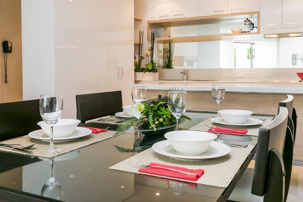 Grand Mercure Allegra Hervey Bay Ngoại thất bức ảnh A dining room table set for dinner