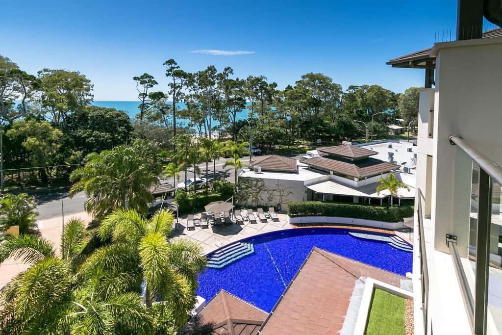 Grand Mercure Allegra Hervey Bay Ngoại thất bức ảnh View of the pool at the Mantra on Saltwater Island