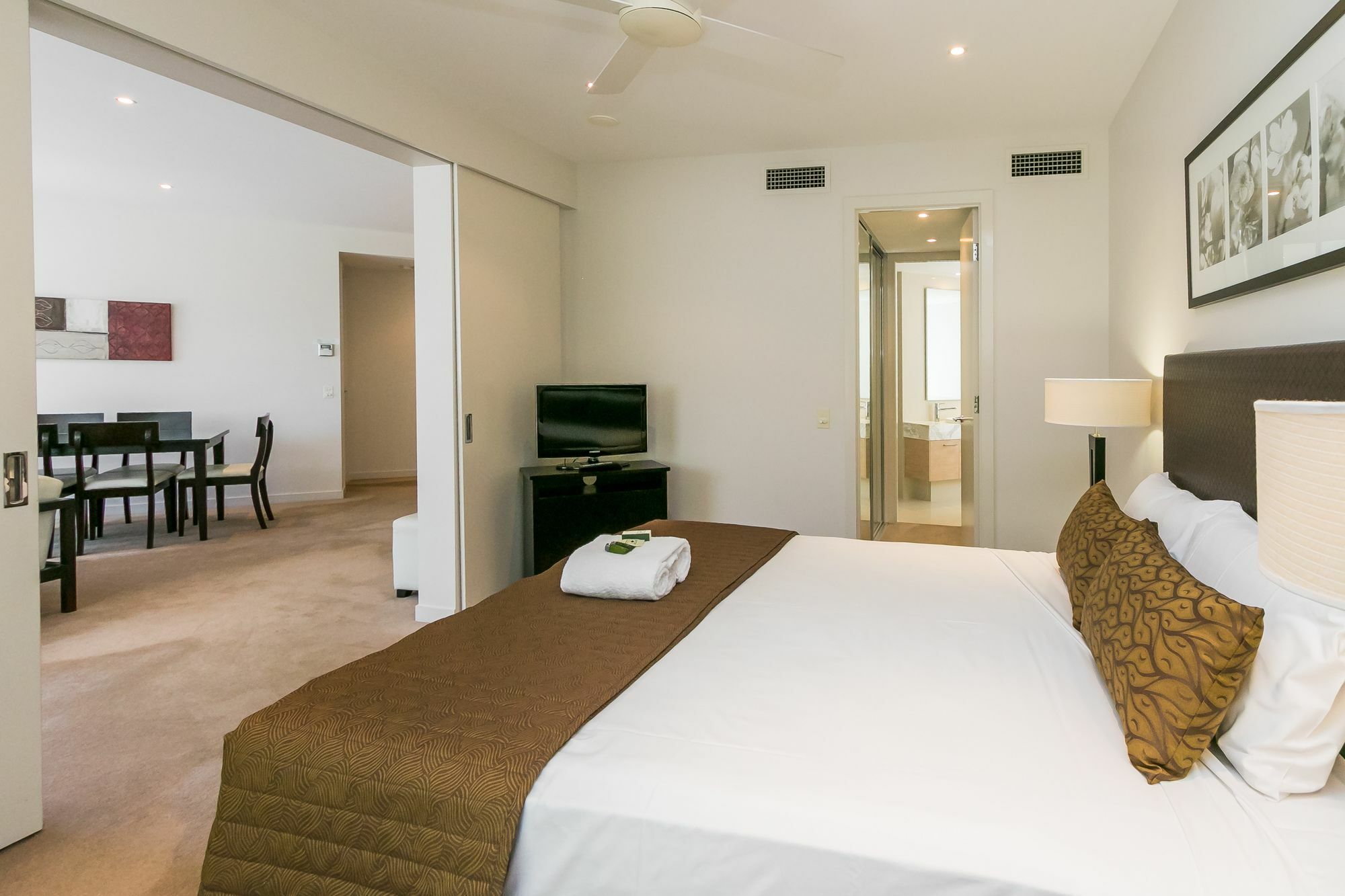 Grand Mercure Allegra Hervey Bay Ngoại thất bức ảnh A bedroom at the Mantra on Lake Orr