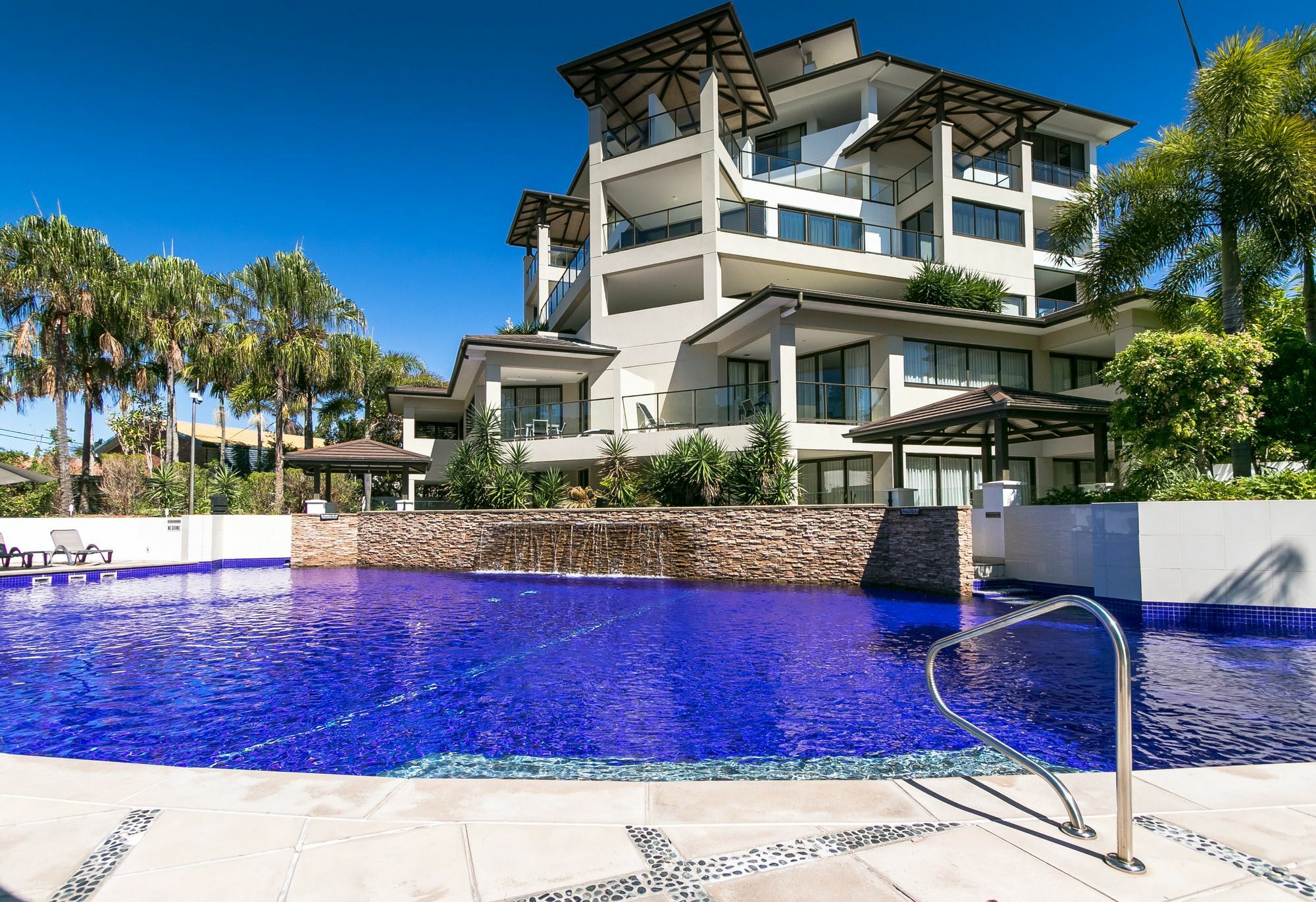 Grand Mercure Allegra Hervey Bay Ngoại thất bức ảnh The pool at Peppers Mantra on Saltwater Island